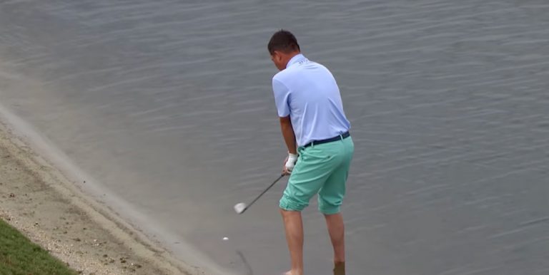 golf slå i vattenhinder