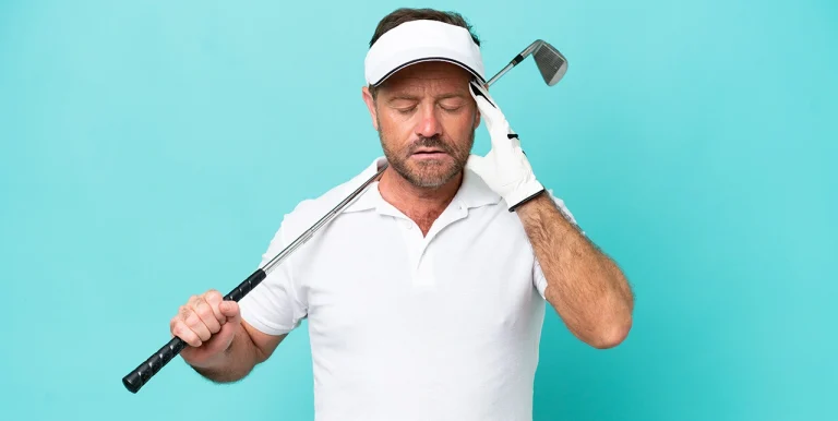En golfare med migrän och bekymrad blick står mot en turkos bakgrund